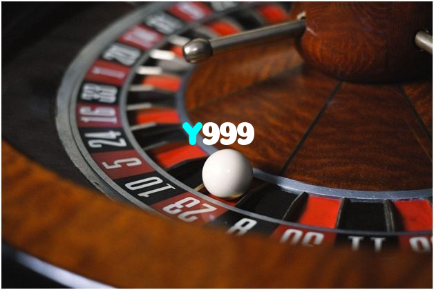 Y999 casino presented on mobile device in Pakistan with slots and live games